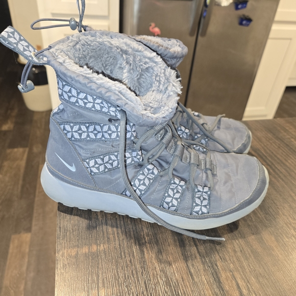 Nike Roshe Run Hi Sneakerboots Snow Boots Womens 9 - Picture 3 of 5